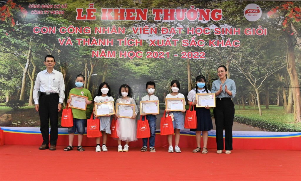 Tổng Xưởng trưởng Vedan Việt Nam - ông Chao Wen Jui  trao học bổng và phần thưởng cho con em cán bộ công nhân viên