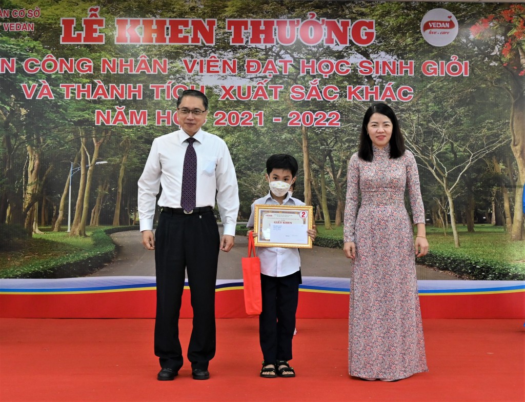 Chủ tịch Liên đoàn lao động huyện Long Thành - bà Lê Thị Thanh Nguyệt và Phó Tổng giám đốc điều hành Vedan Việt Nam - ông Ni Chih Hao  trao học bổng và phần thưởng cho con em cán bộ công nhân viên