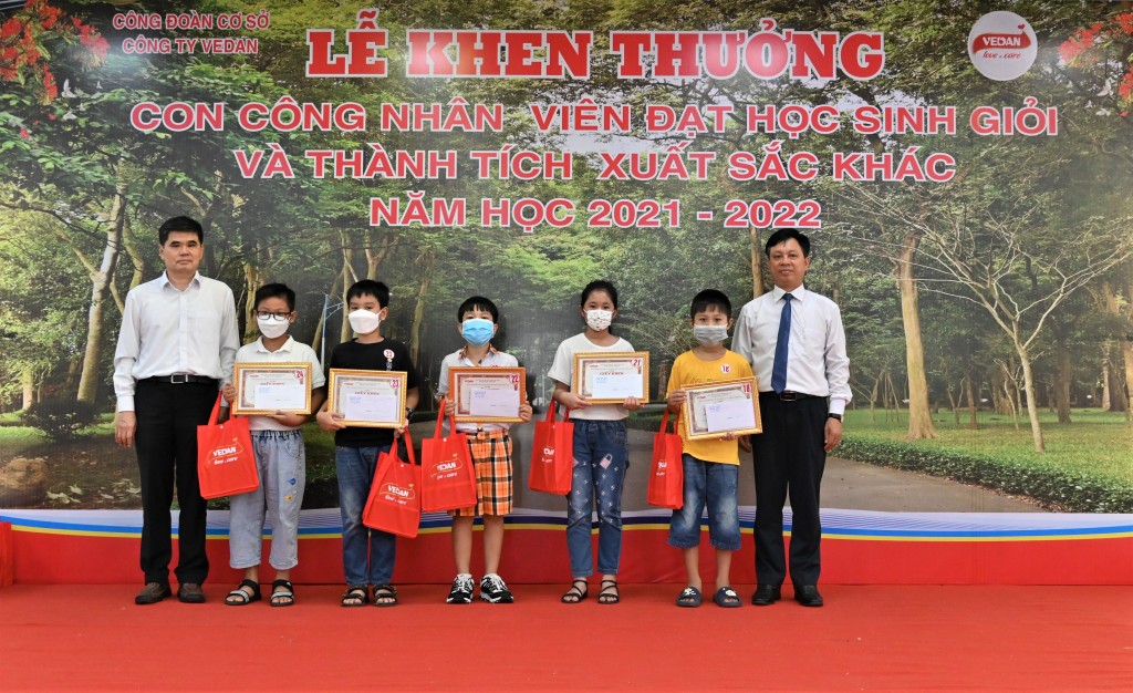Phó Tổng Giám đốc Vedan Việt Nam - ông Ko Chung Chih trao học bổng và phần thưởng cho con em cán bộ công nhân viên