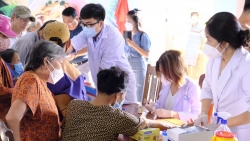 Quảng Nam: Hơn 300 người dân nghèo, cận nghèo được khám và cấp phát thuốc miễn  phí