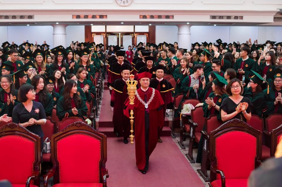 Hiệu trưởng Trúc Lê cầm trượng trong buổi Lễ tốt nghiệp và trao bằng tốt nghiệp chính quy của Trường đại học Kinh tế (Đại học Quốc gia Hà Nội) ngày 29/7. Ảnh: Fanpage nhà trường