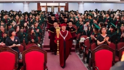 Trường Đại học Kinh tế phải báo cáo về trang phục lễ tốt nghiệp gây tranh cãi