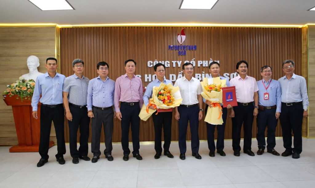 Lãnh đạo Tập đoàn và Công ty BSR chụp ảnh lưu niệm chúc mừng các đồng chí Nguyễn Văn Hội và đồng chí Bùi Ngọc Dương.