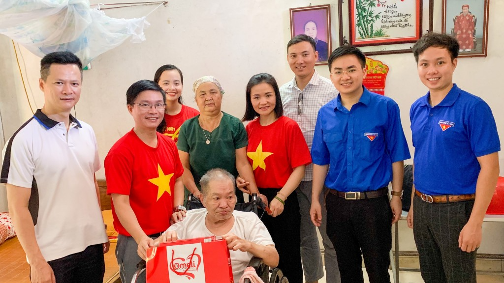 Trần Đình Hòa (ngoài cùng bên phải) cùng các bạn trẻ thăm, tặng quà gia đình chính sách 
