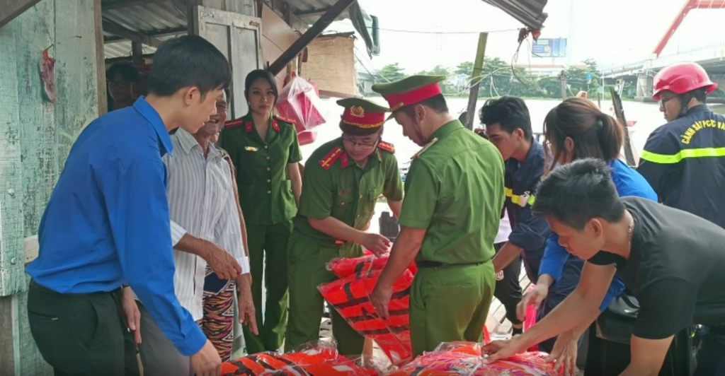 trao 30 phần quà ý nghĩa cùng nhiều áo phao, phao cứu sinh