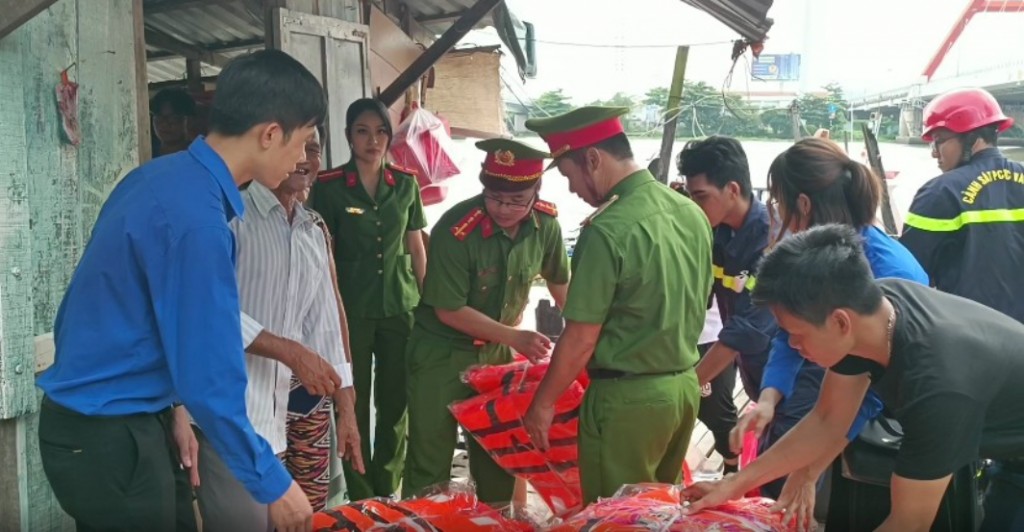 Công an TP HCM trao quà cho bà con có hoàn cảnh khó khăn khu vực dạ cầu Bình Lợi