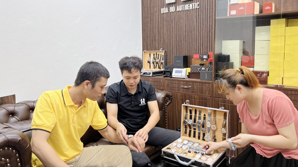 Trần Đình Hòa (giữa) giới thiệu sản phẩm đến khách hàng 