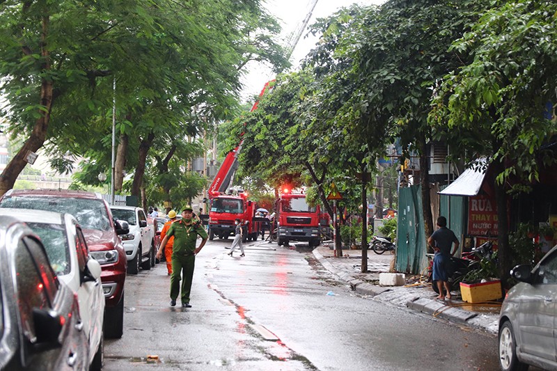 Cảnh sát phong toả hiện trường vụ cháy từ xa