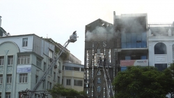 Cháy quán karaoke tại phố Quan Hoa, nhiều xe cứu hỏa được điều tới hiện trường dập lửa