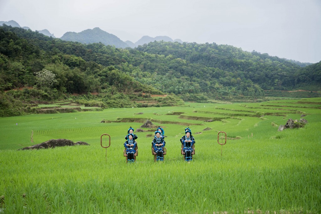 2-Phim lồng ghép, thể hiện tất cả những hướng dẫn, quy định “cứng” bằng những thước phim mềm mại, trẻ trung, giàu tính nghệ thuật và đậm chất văn hóa của các dân tộc Việt