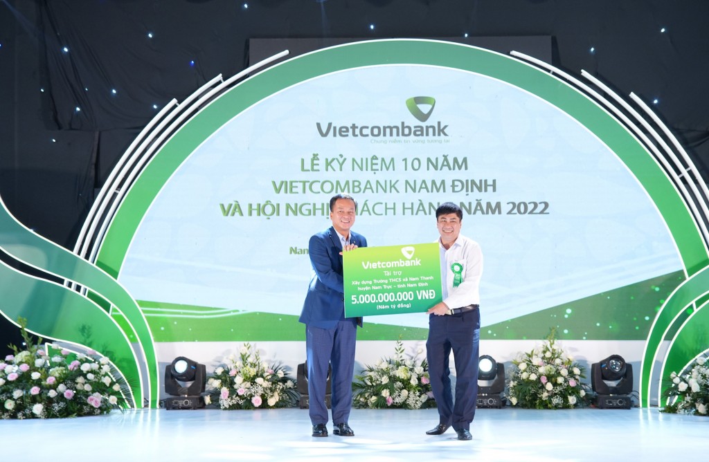 Vietcombank trao 5 tỷ đồng hỗ trợ kinh phí xây trường tại tỉnh Nam Định