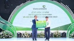 Vietcombank trao 5 tỷ đồng hỗ trợ xây trường tại tỉnh Nam Định