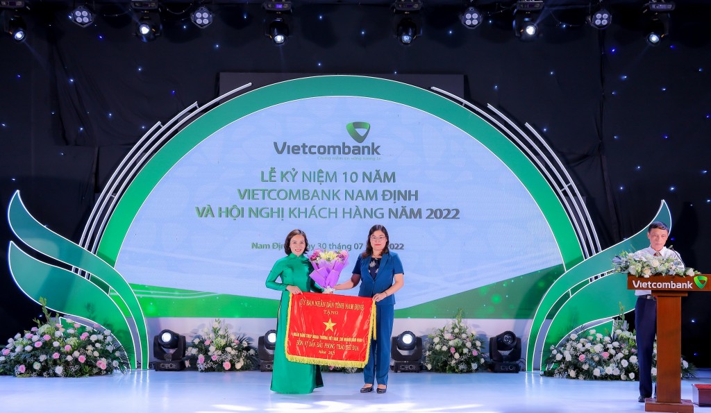 Vietcombank trao 5 tỷ đồng hỗ trợ kinh phí xây trường tại tỉnh Nam Định