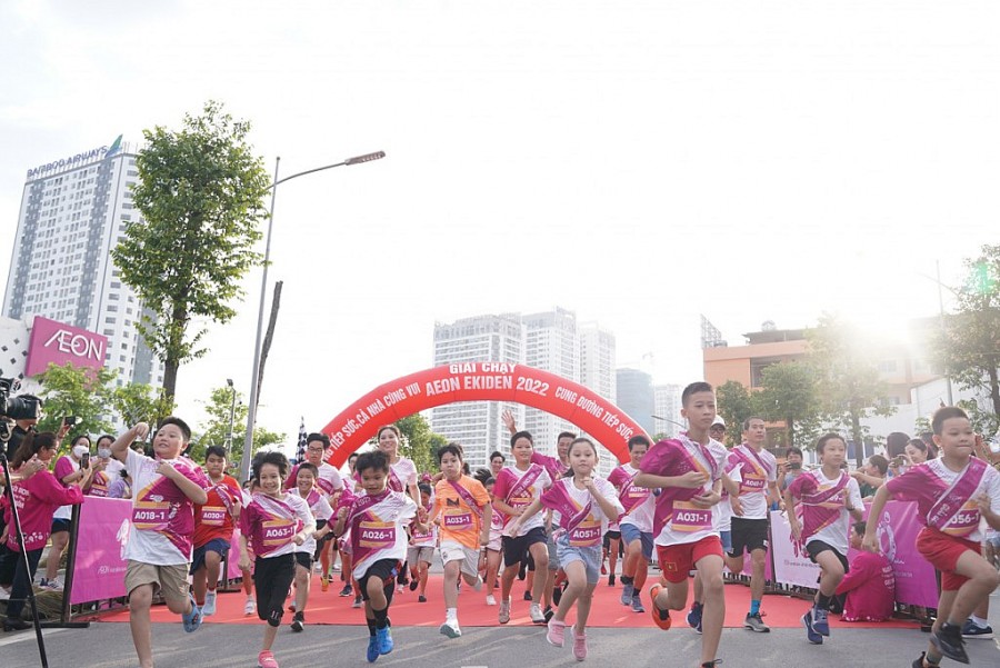 Các vận động viên nhí hào hứng tham gia giải chạy Ekiden