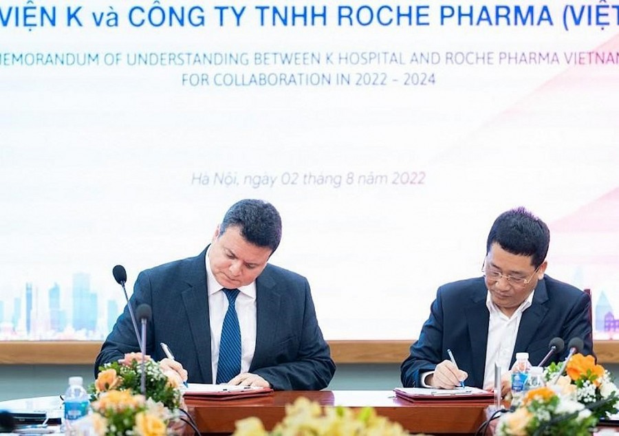 Roche Pharma Việt Nam và Bệnh viện K ký kết Bản ghi nhớ hợp tác hướng đến mục tiêu hỗ trợ nâng cao năng lực chuyên môn của cán bộ y tế tại bệnh viện