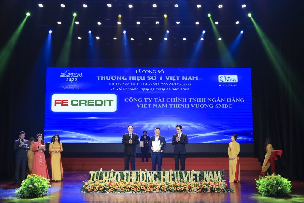 Đại diện FE CREDIT nhận giải “Thương Hiệu Số 1 Việt Nam 2022”.