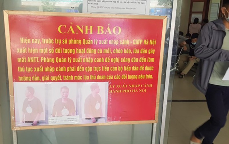 Cảnh báo của cơ quan công an tại Phòng Quản lý xuất nhập cảnh (Công an TP Hà Nội), số 44 Phạm Ngọc Thạch, Hà Nội. (Ảnh báo Tiền phong)