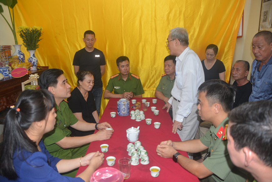 Đoàn công tác đến thăm hỏi, động viên gia đình Thượng tá Đặng Anh Quân