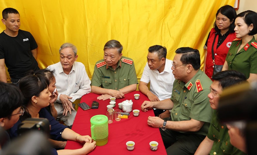 Bộ trưởng Bộ Công an Tô Lâm và Chủ tịch UBND thành phố Hà Nội Trần Sỹ Thanh thăm hỏi gia đình Thượng tá Đặng Anh Quân.