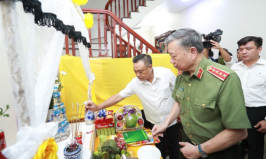 Bộ trưởng Bộ Công an Tô Lâm, Chủ tịch UBND thành phố Hà Nội Trần Sỹ Thanh thắp hương tại gia đình Thượng úy Đỗ Đức Việt