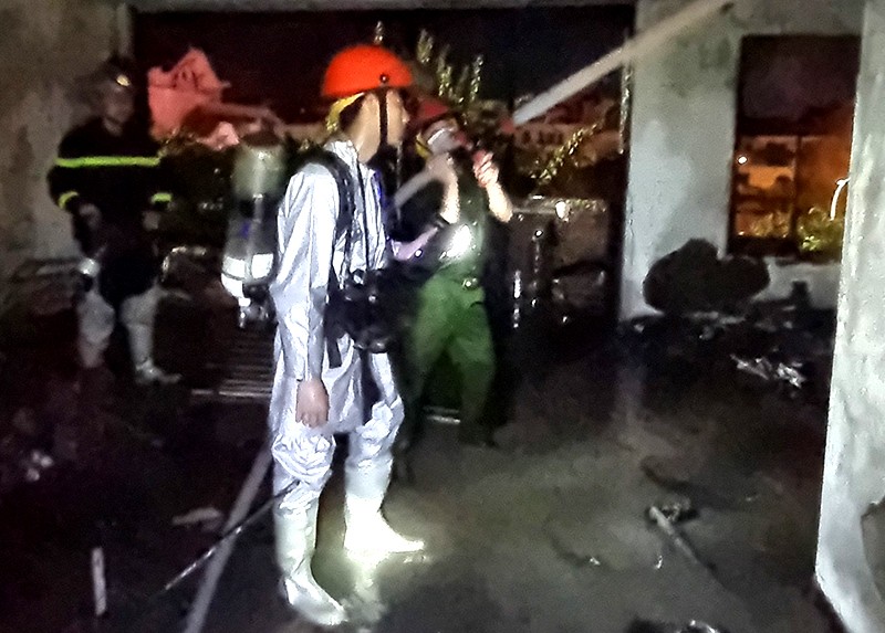 Lực lượng Cảnh sát PCCC&CNCH Công an TP Hà Nội nhanh chóng tiếp cận hiện trường, triên khai phun nước dập lửa