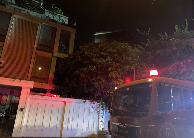 Xe cứu hoả tiếp cận ngôi nhà bị cháy