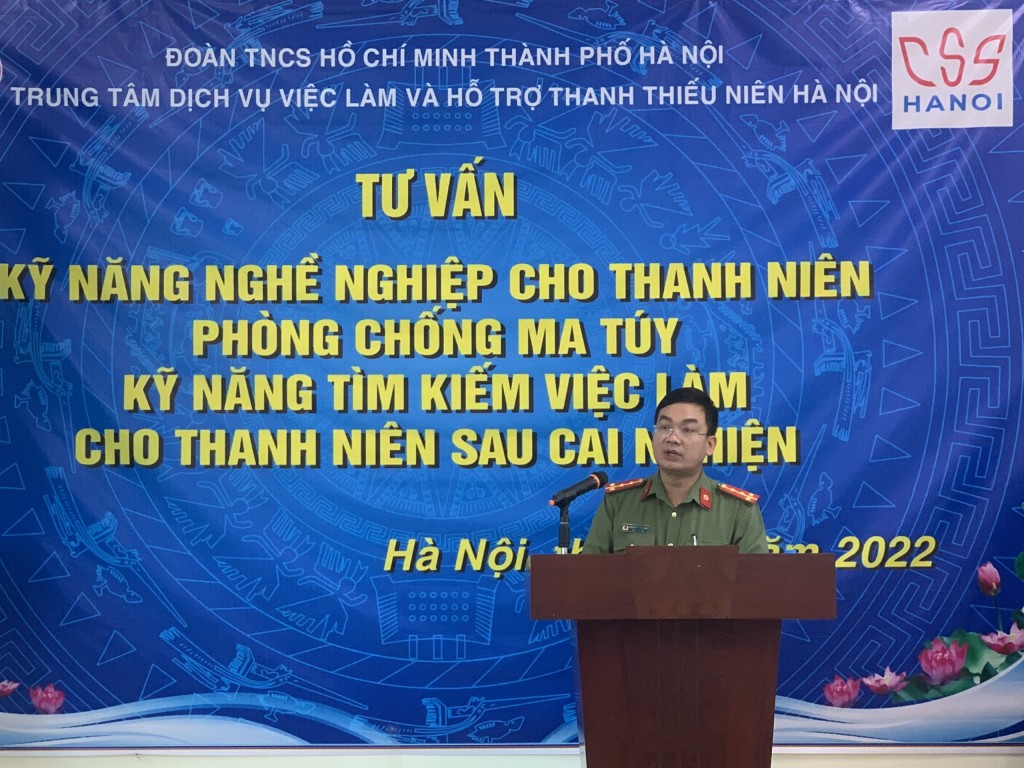 Đồng chí Nguyễn Tùng Anh, Bí thư Đoàn thanh niên Công an huyện Đông Anh tuyên truyền cho các đoàn viên thanh niên kiến thức về nhận biết và tác hại của các chất ma túy thường gặp