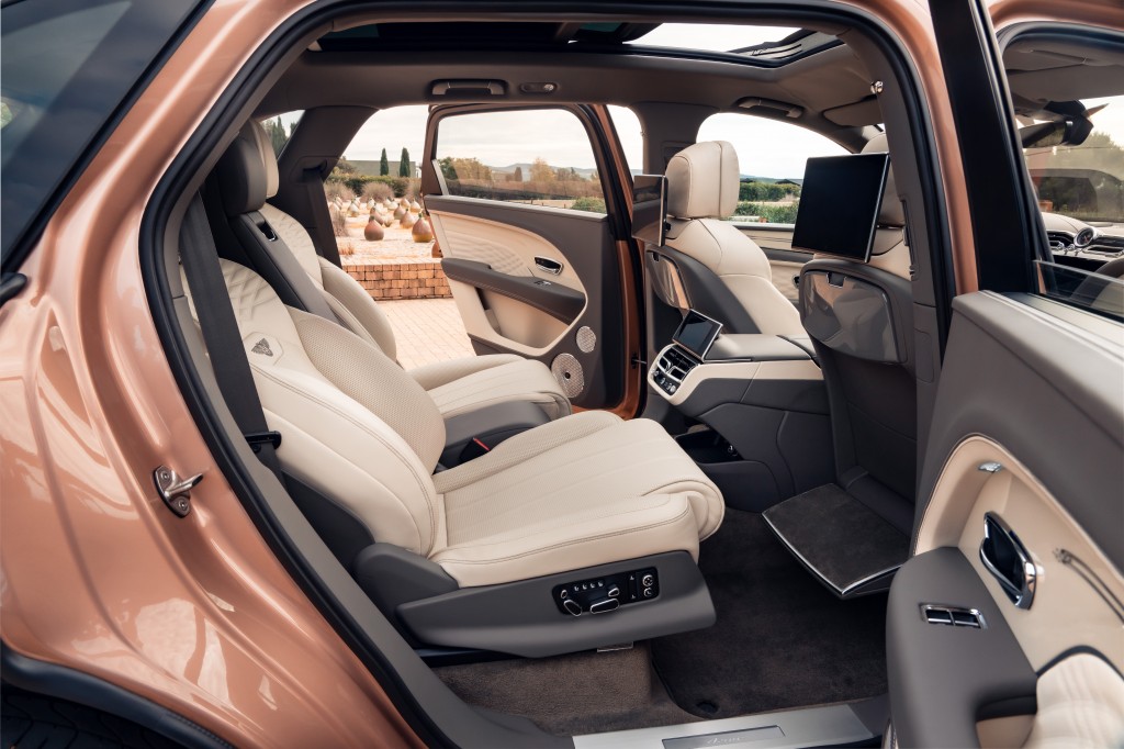 Ghế Airline Seat hạng thương gia của Bentley bổ sung thêm khả năng điều chỉnh đệm và tựa lưng, mở rộng đệm, điều chỉnh độ cao tựa đầu bằng điện và chỗ để chân có thể mở hết cỡ về ghế hành khách phía 