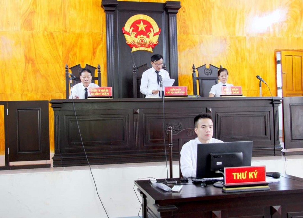 Hội đồng Xét xử Tòa án nhân dân TP Móng Cái đọc văn bản tuyên phạt đối với các bị cáo.