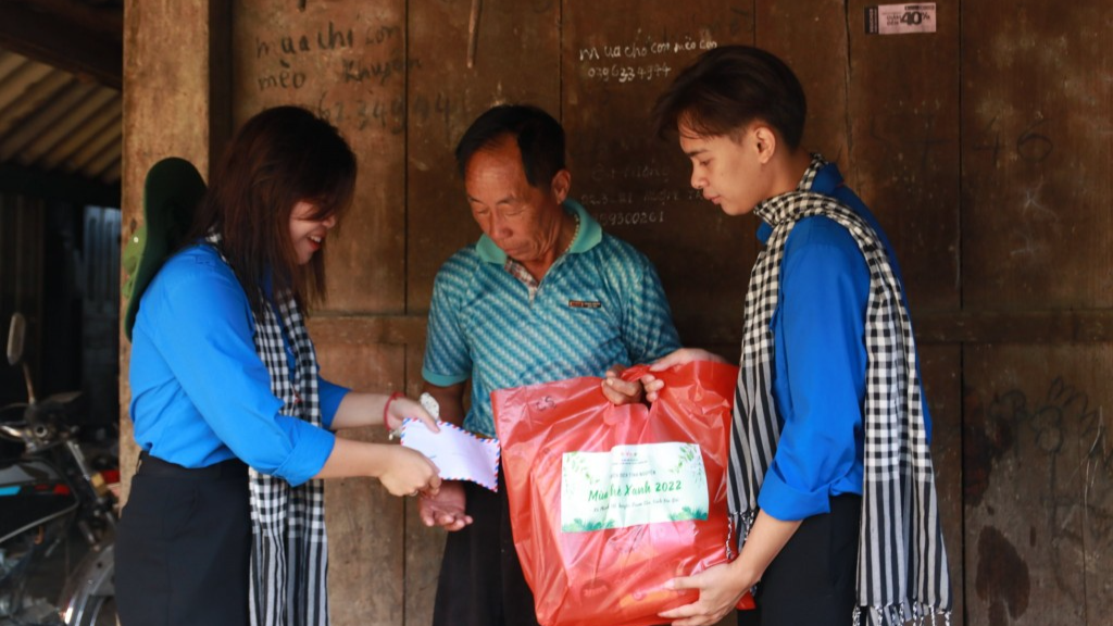 Đội Tình nguyện trao tặng quà tới người dân xã Phình Hồ 