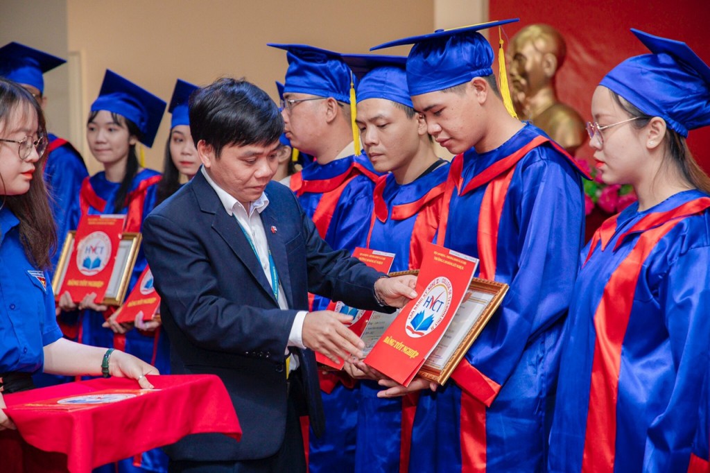PGS-TS Bùi Văn Hưng, Hiệu trưởng Trường Cao đẳng Kỹ Nghệ II trao bằng tốt nghiệp cho học viên