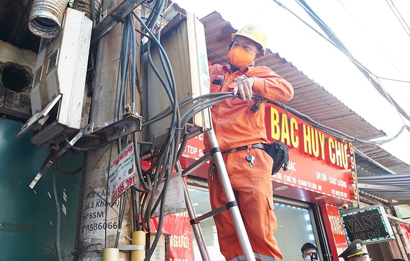 Nhân viên điệc lực tiến hành cắt điện trước khi phá dỡ các công trình trong diện giải phóng mặt bằng