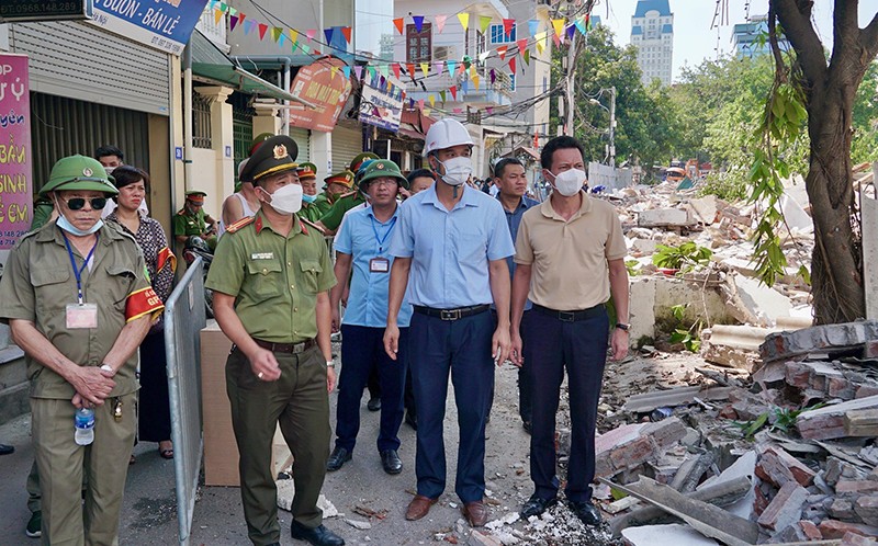 Lãnh đạo UBND quận Nam Từ Liêm cùng đoàn công tác kiểm tra tiến độ thu hồi đất, giải phóng mặt bằng để mở tuyến đường nói từ đường Đỗ Đức Dục đi Mễ Trì