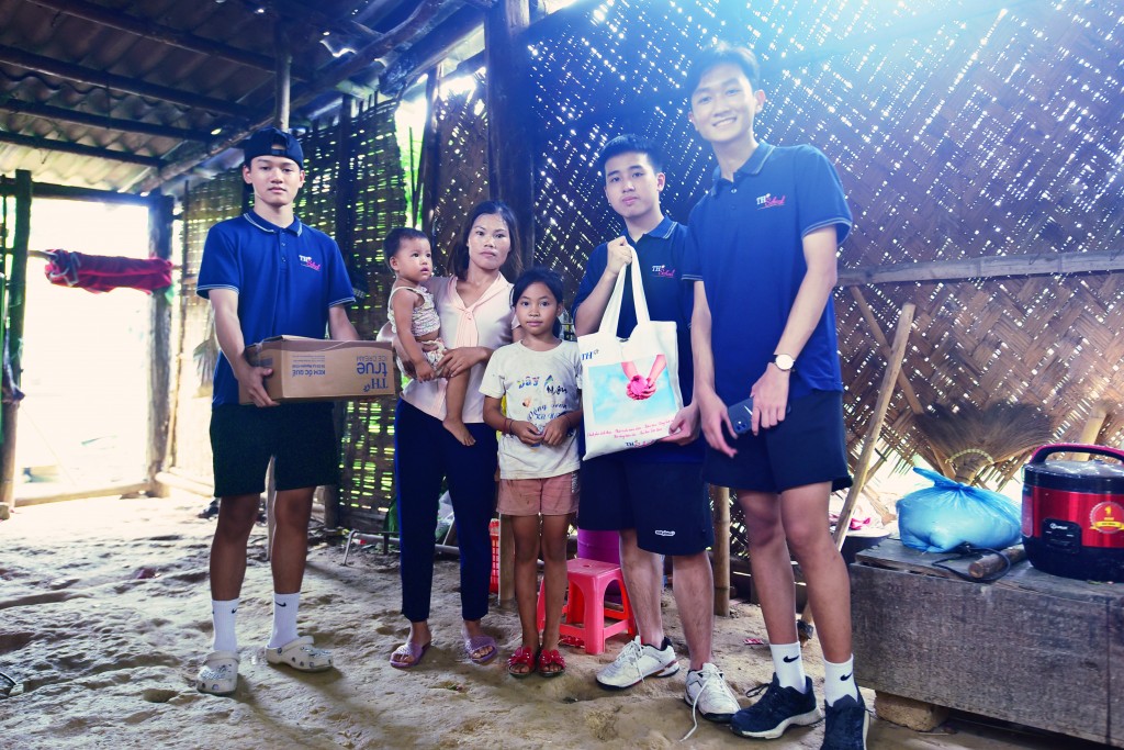 Chứng kiến những ngôi nhà lợp tranh sơ sài, các em mong muốn làm thật nhiều để góp phần tạo nên thay đổi cho người dân