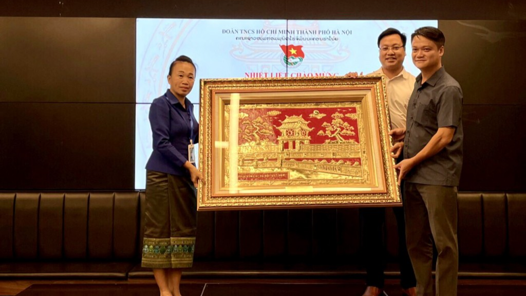 Phó Bí thư Thành đoàn Hà Nội Trần Quang Hưng trao tặng quà đến đoàn đại biểu 