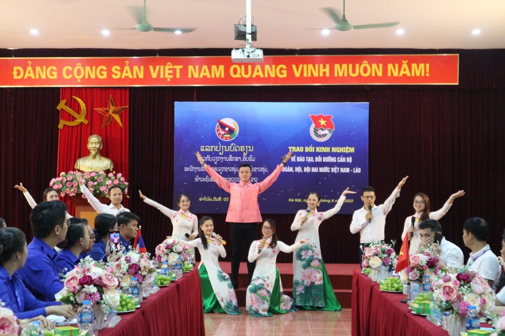 Trường Lê Duẩn trao đổi kinh nghiệm về đào tạo, bồi dưỡng cán bộ Đoàn, Đội với đoàn đại biểu thanh niên Lào