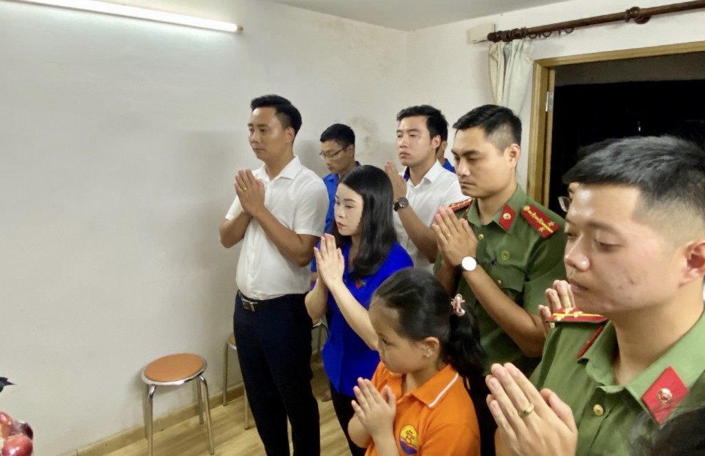 Lãnh đạo Thành đoàn Hà Nội động viên thân nhân chiến sĩ Cảnh sát Phòng cháy chữa cháy hy sinh