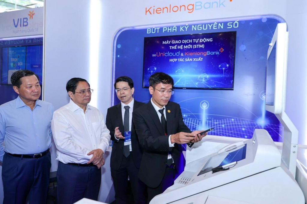 Đại diện KienlongBank và Unicloud Group giới thiệu với Thủ tướng Chính phủ Phạm Minh Chính và Phó Thủ tướng Lê Minh Khái về các tính năng của máy STM 