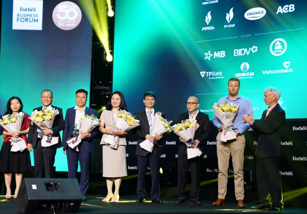 Ông Trương Hồng Sơn - Thành viên HĐQT PV GAS (thứ 4 từ phải qua) nhận hoa chúc mừng từ Ban tổ chức.