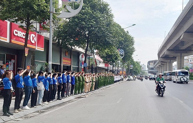 Cán bộ chiến sỹ CAQ Hà Đông và đoàn viên thanh niên, người dân đứng trang nghiêm chào tiễn biệt Thượng úy Đỗ Đức Việt