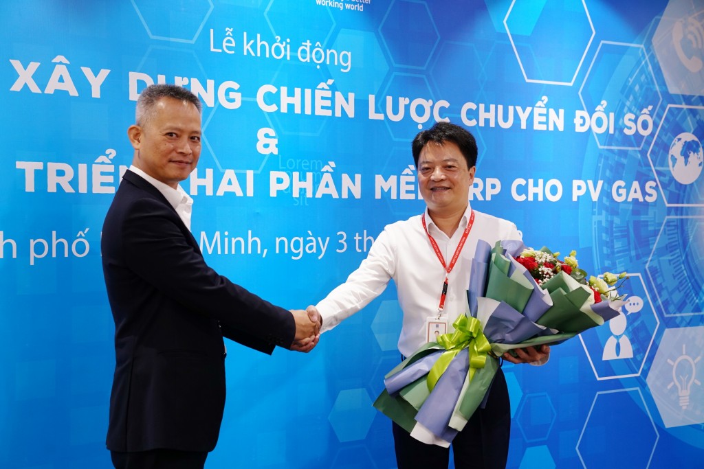 2. Tổng giám đốc PV GAS Hoàng Văn Quang và Phó Tổng giám đốc EY Phan Đằng Chương trao hoa lưu niệm trong nghi thức khởi động dự án