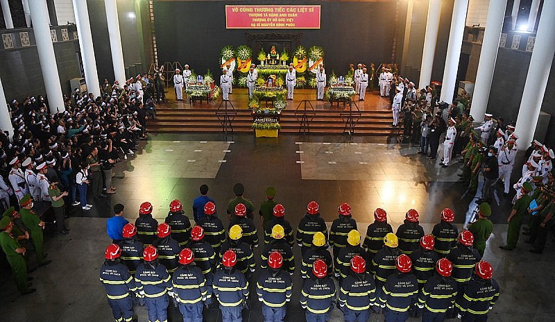 Đồng đội, người dân rơi nước mắt, tiễn biệt 3 liệt sĩ Công an Hà Nội về với đất mẹ