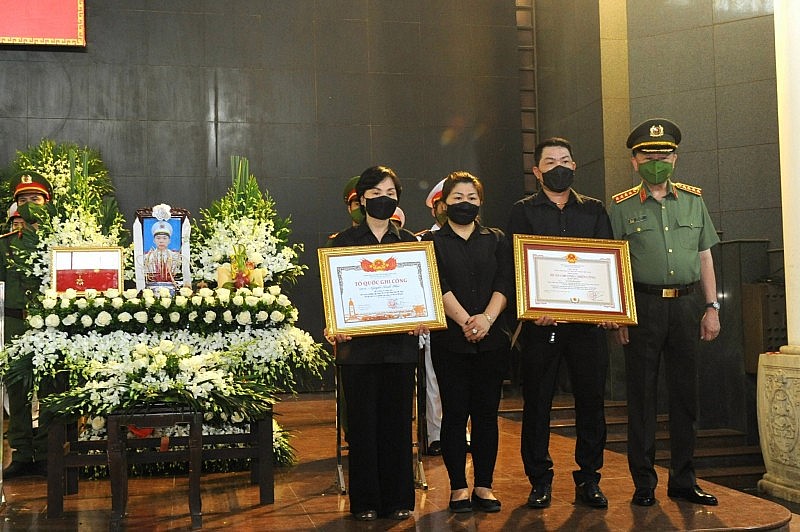 Đại tướng Tô Lâm trao Bằng Tổ quốc ghi công cho gia đình 3 liệt sĩ hy sinh khi chữa cháy