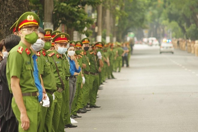 Xin gửi lời chào vĩnh biệt, Nhân dân không bao giờ quên các đồng chí