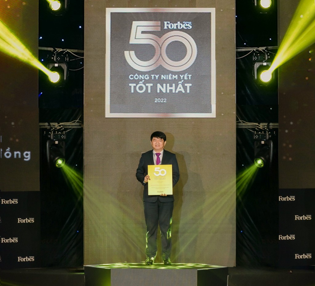 Ông Lê Trung Thành, Phó Tổng Giám đốc BIDV nhận chứng nhận vinh danh 50 công ty niêm yết tốt nhất do Forbes Việt Nam bình chọn