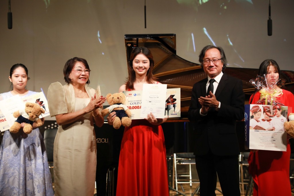 Trao giải thưởng cho thí sinh tại cuộc thi Piano SIU 2022 