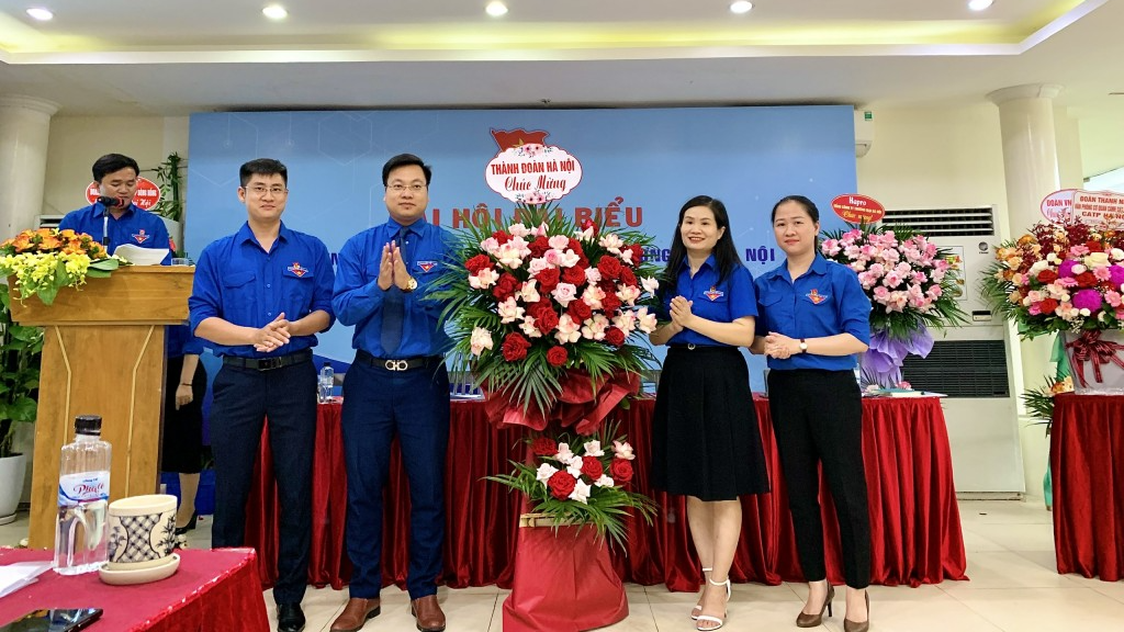 Phó Bí thư Thành đoàn Hà Nội Trần Quang Hưng tặng hoa chúc mừng Đại hội 