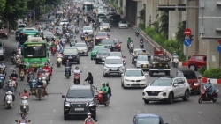 Ngày đầu phân làn trên đường Nguyễn Trãi: Ô tô, xe máy đi vào làn của nhau khiến giao thông lộn xộn