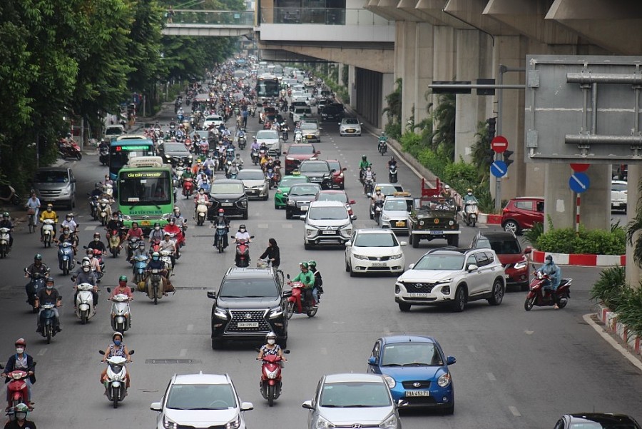 tại một số nút giao cắt, dòng phương tiện thường xuyên bị ùn bởi ô tô, xe máy cắt ngang qua