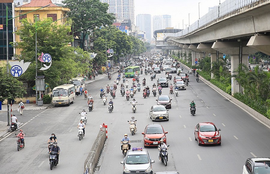 Ngày đầu phân làn trên đường Nguyễn Trãi: Ô tô, xe máy đi vào làn của nhau khiến giao thông lộn xộn